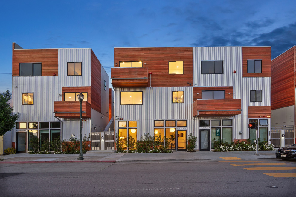Idee per la facciata di un appartamento multicolore contemporaneo a tre piani con rivestimenti misti e tetto piano