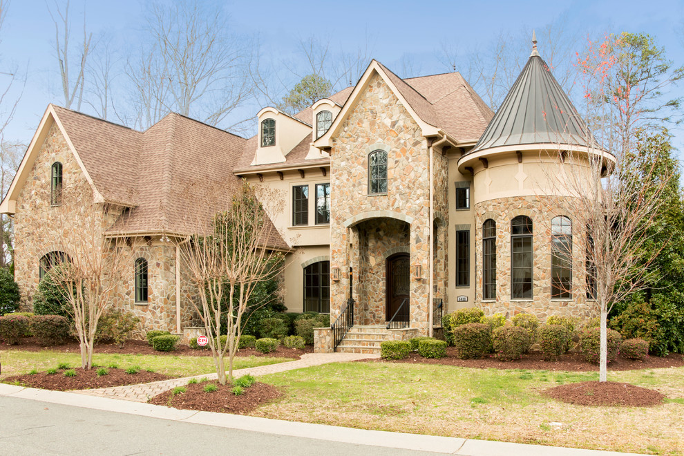 Geräumiges, Zweistöckiges Klassisches Einfamilienhaus mit Steinfassade, brauner Fassadenfarbe, Walmdach und Misch-Dachdeckung in Charlotte