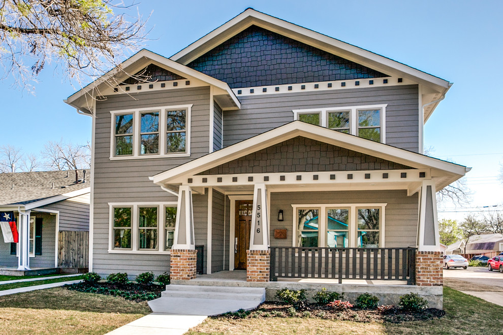 Großes, Zweistöckiges Uriges Einfamilienhaus mit Mix-Fassade, bunter Fassadenfarbe, Satteldach, Schindeldach, blauem Dach und Schindeln in Dallas