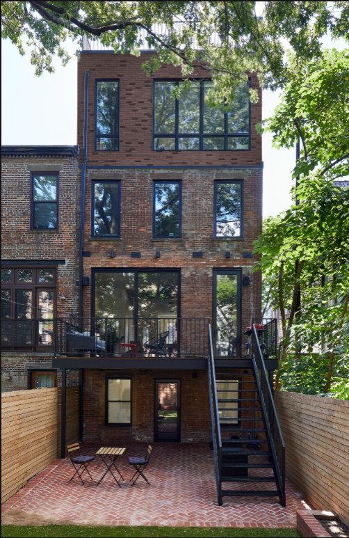 ニューヨークにあるラグジュアリーな中くらいなコンテンポラリースタイルのおしゃれな家の外観 (レンガサイディング、タウンハウス) の写真