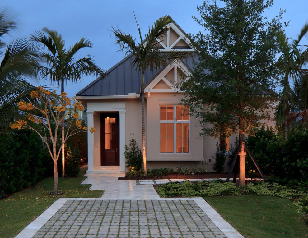 Design ideas for a small classic bungalow house exterior in Miami.