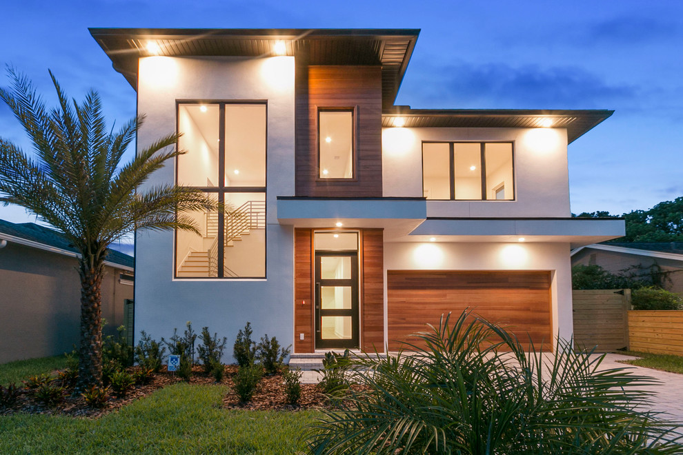 Стильный дизайн: двухэтажный, белый частный загородный дом в современном стиле с комбинированной облицовкой и плоской крышей - последний тренд