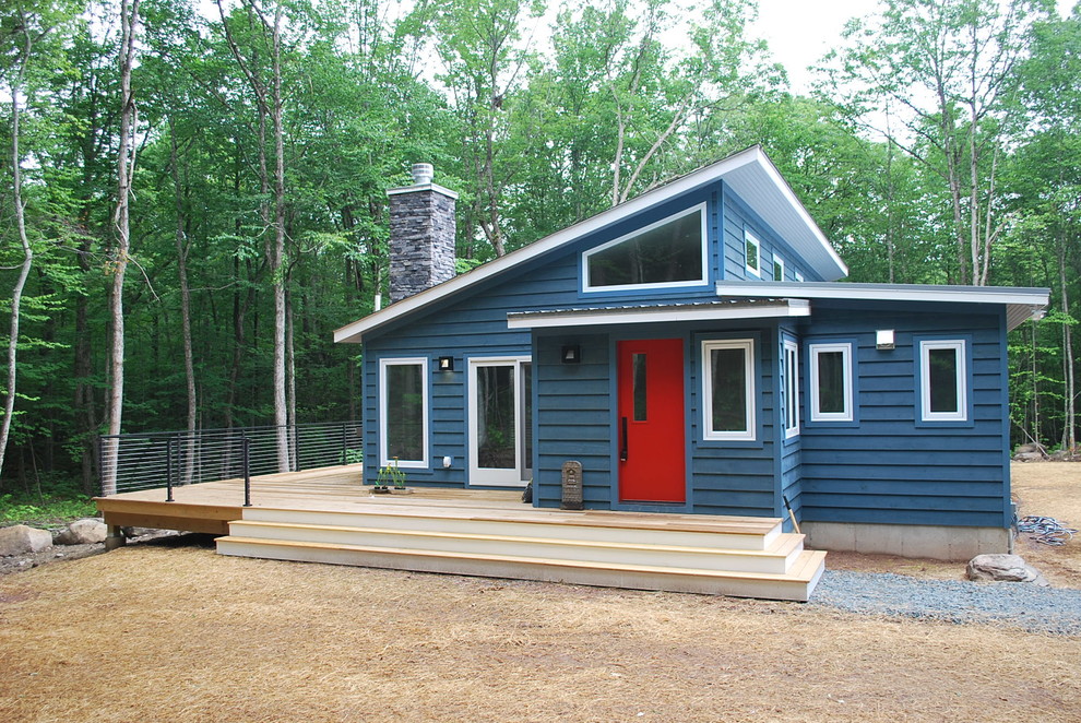 Inspiration pour une façade de maison bleue vintage en bois de taille moyenne et de plain-pied.