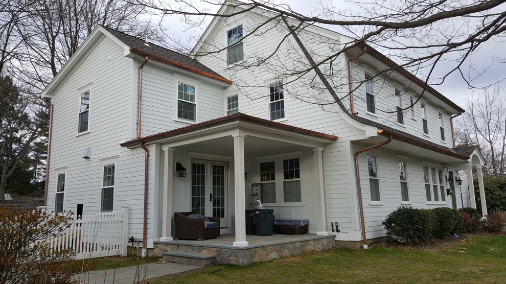 Zweistöckiges Einfamilienhaus mit Faserzement-Fassade und weißer Fassadenfarbe in Bridgeport