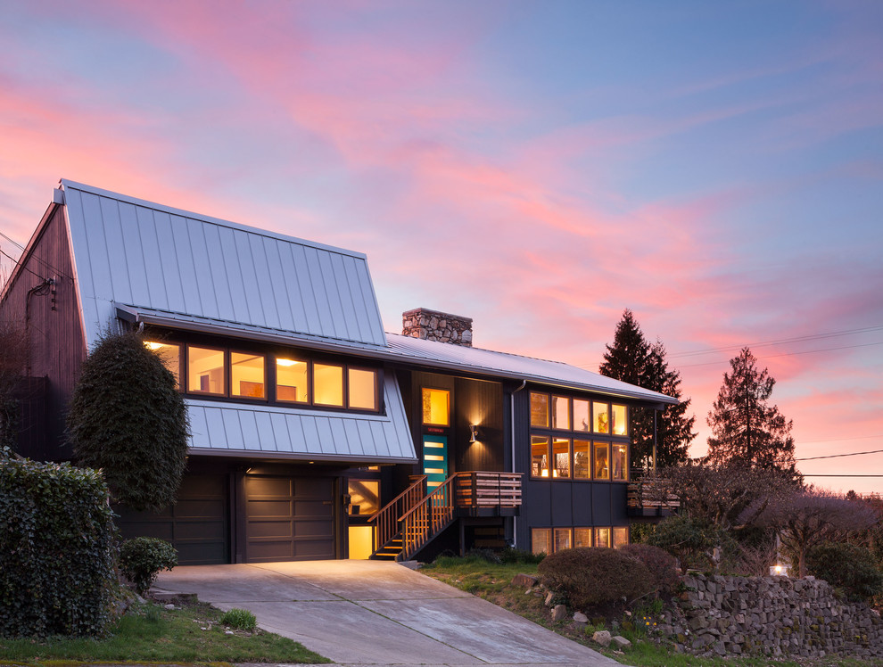 Inspiration för mellanstora moderna bruna hus, med två våningar, pulpettak och tak i metall