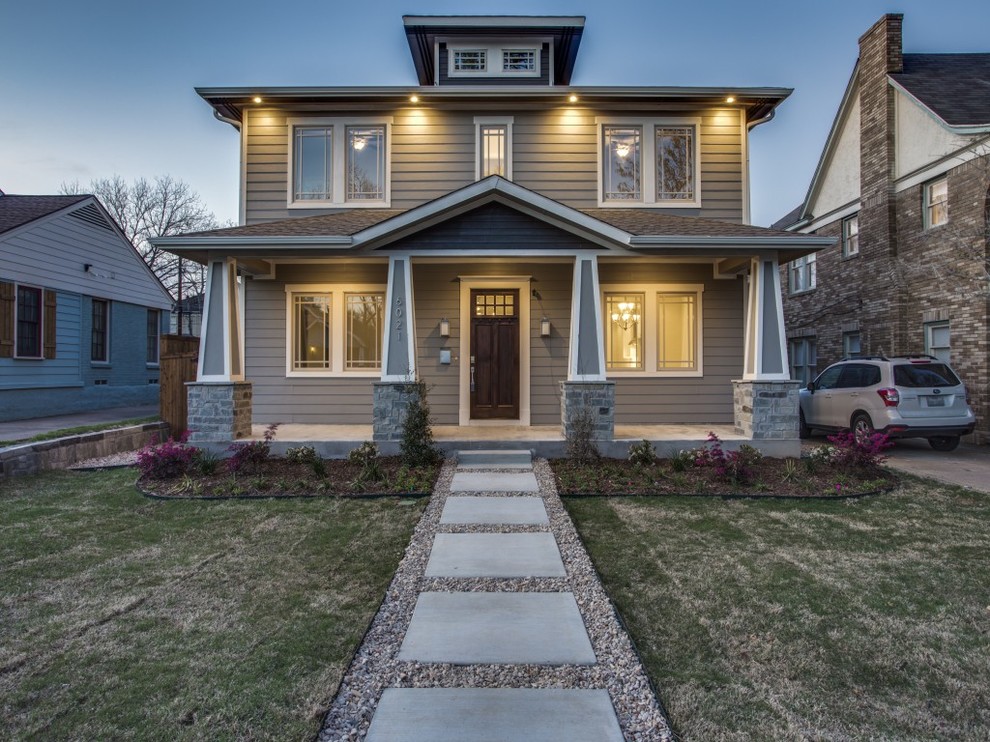 Zweistöckiges Uriges Einfamilienhaus mit grauer Fassadenfarbe, Walmdach und Schindeldach in Dallas
