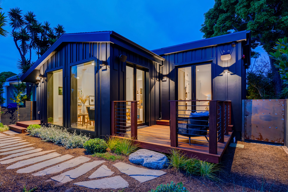Geräumiges, Einstöckiges Modernes Einfamilienhaus mit Faserzement-Fassade, schwarzer Fassadenfarbe und Walmdach in Los Angeles
