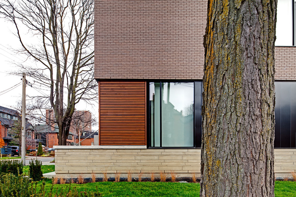 Design ideas for a modern house exterior in Toronto.