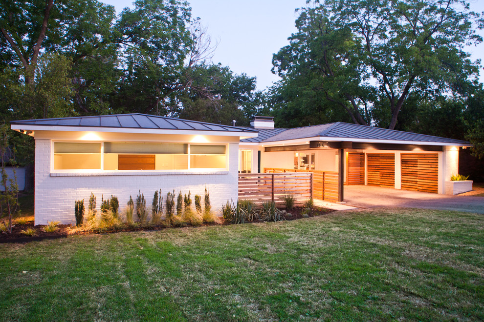 Einstöckiges Modernes Haus mit Backsteinfassade und weißer Fassadenfarbe in Dallas