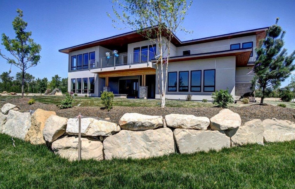 Geräumiges, Zweistöckiges Modernes Haus mit Putzfassade, beiger Fassadenfarbe und Walmdach in Boise
