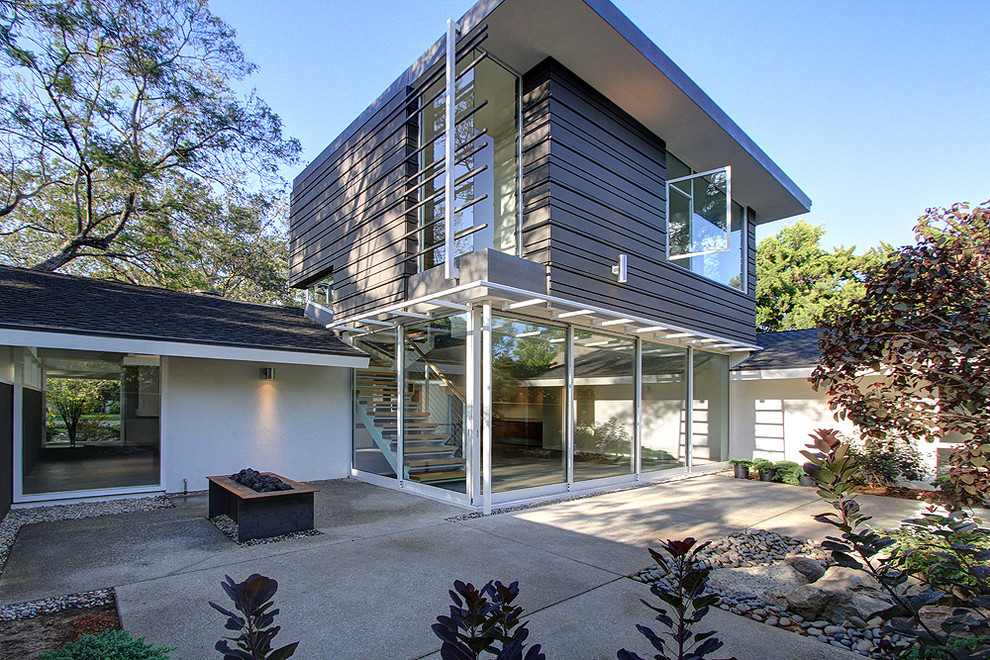 Mittelgroßes, Zweistöckiges Modernes Haus mit Mix-Fassade, Satteldach und bunter Fassadenfarbe in Los Angeles