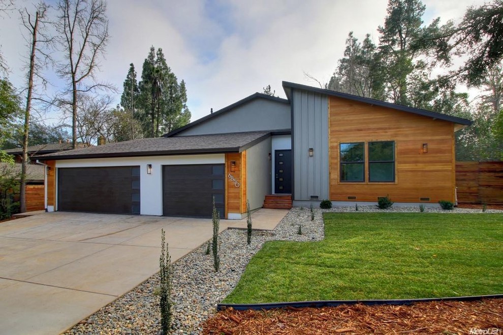 Mid-sized modern gray one-story mixed siding exterior home idea in Sacramento with a tile roof