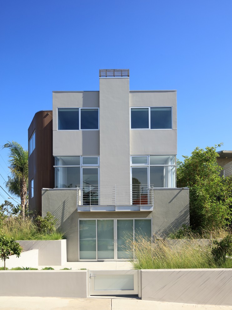 Dreistöckiges Skandinavisches Einfamilienhaus mit Mix-Fassade, weißer Fassadenfarbe und Flachdach in Los Angeles