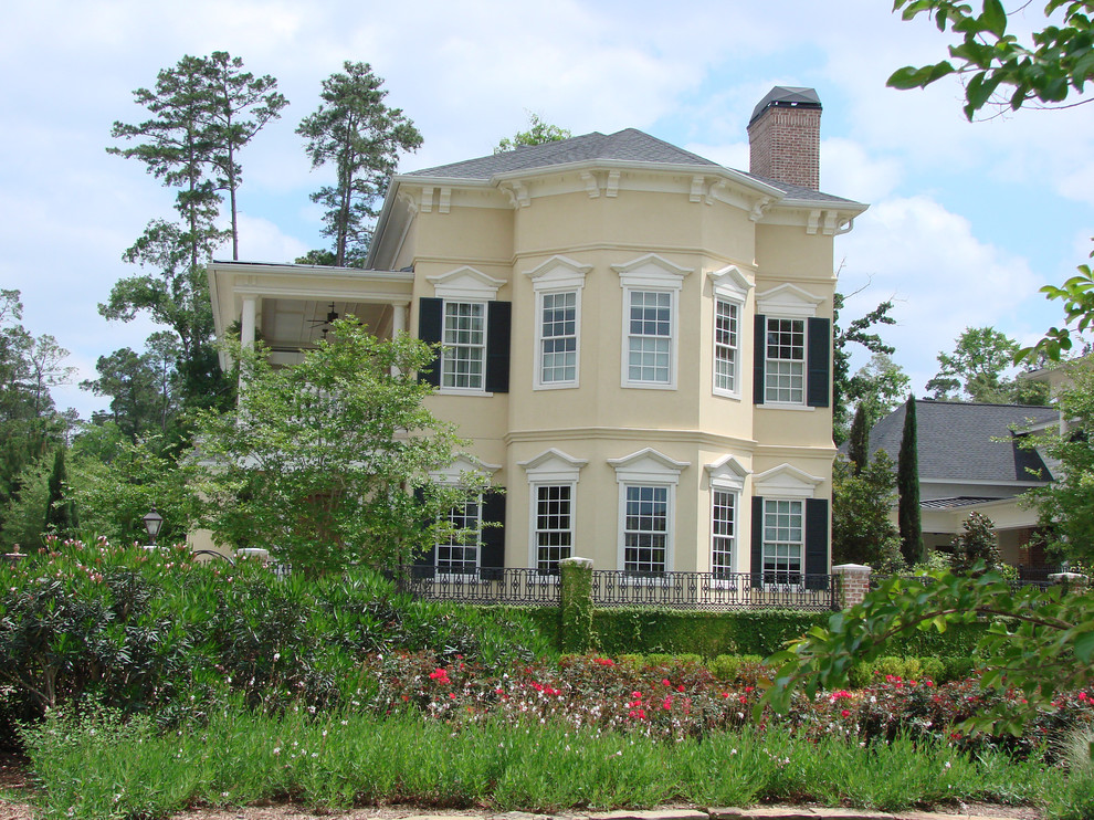 Esempio della facciata di una casa gialla classica a due piani