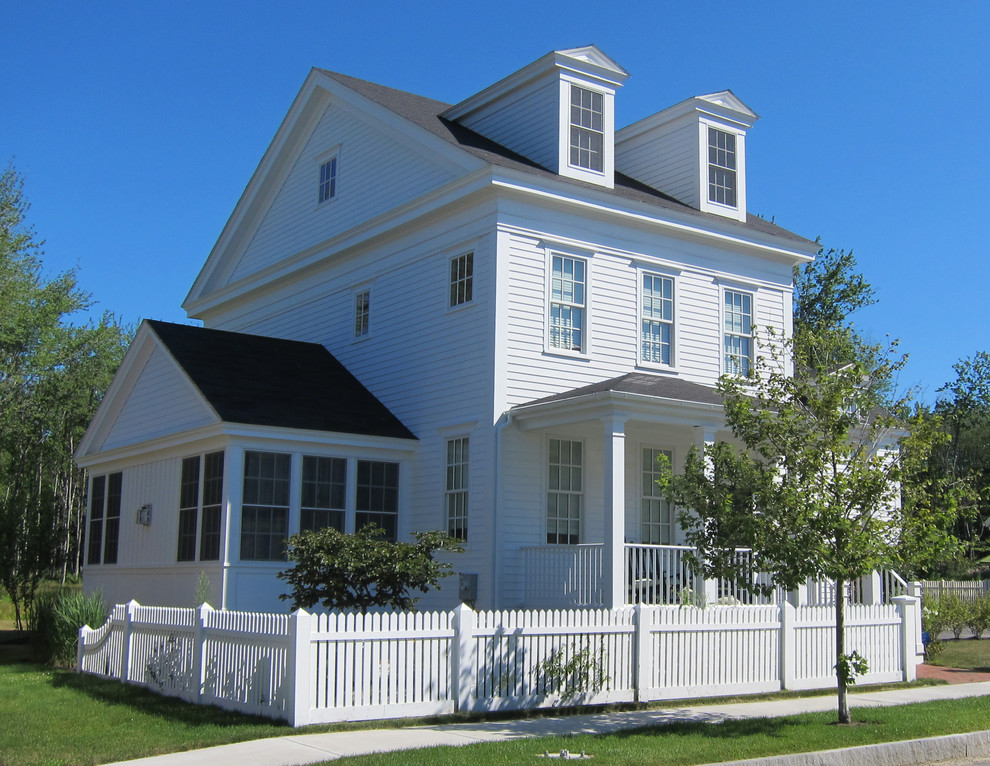 Стильный дизайн: двухэтажный, деревянный, белый дом в классическом стиле с двускатной крышей - последний тренд