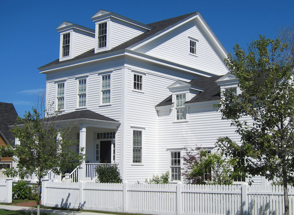 Zweistöckige Klassische Holzfassade Haus mit weißer Fassadenfarbe und Satteldach in Portland Maine