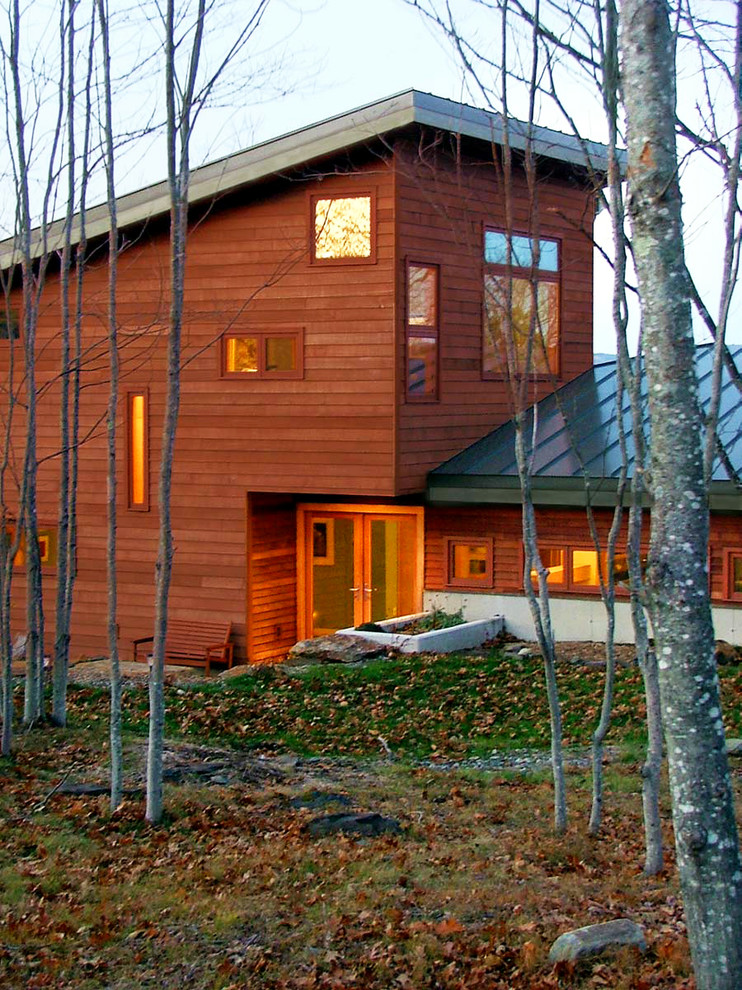 Foto de fachada contemporánea con revestimiento de madera y tejado de un solo tendido