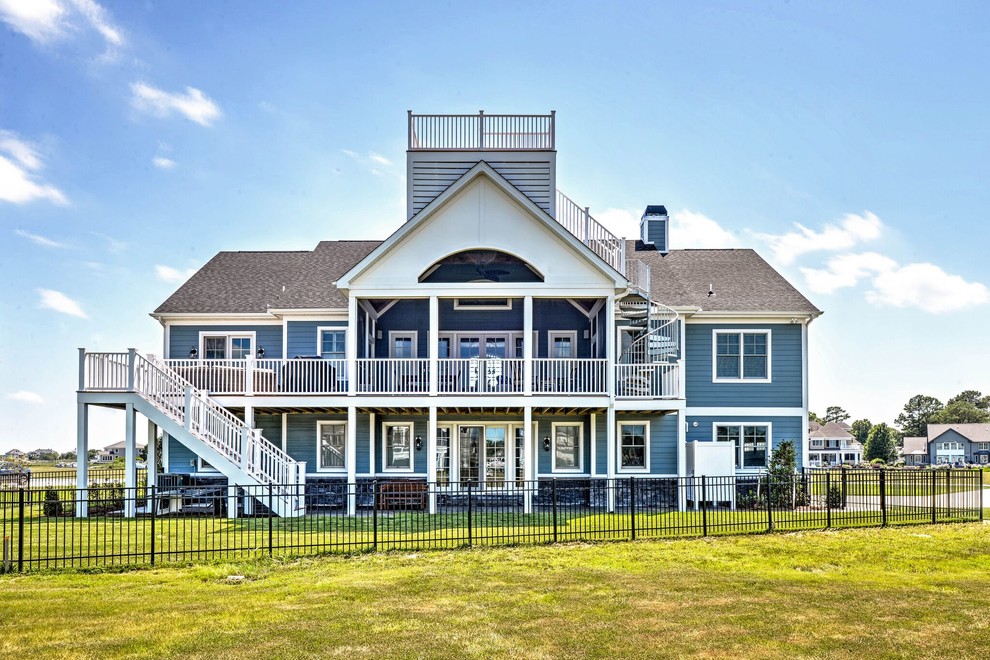 Источник вдохновения для домашнего уюта: огромный, двухэтажный, синий частный загородный дом в морском стиле с облицовкой из ЦСП, двускатной крышей и черепичной крышей