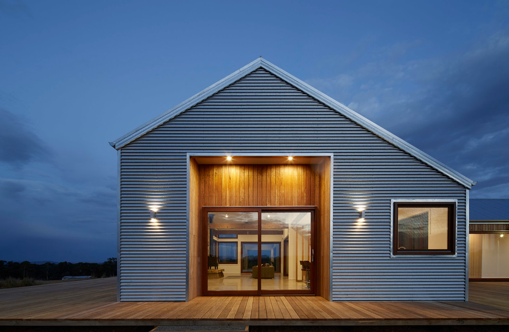Mittelgroßes, Einstöckiges Nordisches Haus mit Metallfassade und grauer Fassadenfarbe in Melbourne
