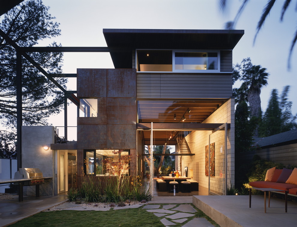 Inspiration för mellanstora moderna hus, med blandad fasad