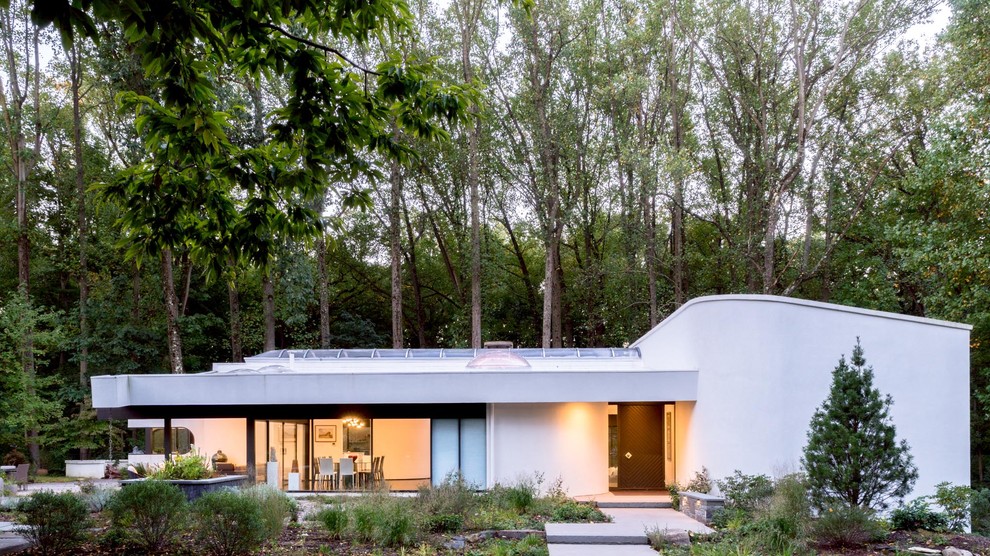 Источник вдохновения для домашнего уюта: белый дом в стиле модернизм с облицовкой из цементной штукатурки