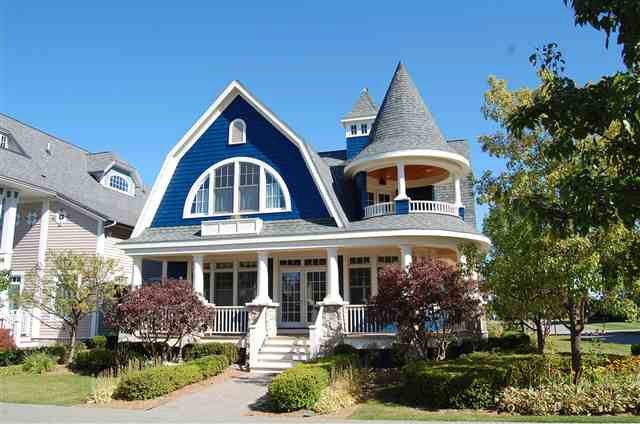 Пример оригинального дизайна: большой, трехэтажный, деревянный, синий частный загородный дом в викторианском стиле