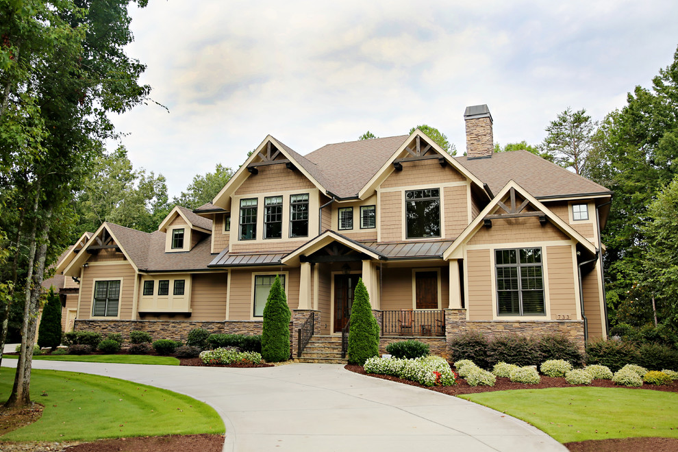 Пример оригинального дизайна: двухэтажный, коричневый дом в классическом стиле с комбинированной облицовкой