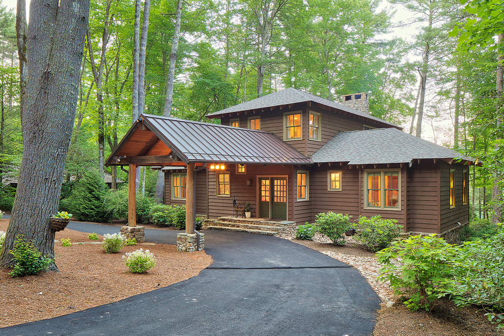 Inspiration pour une façade de maison marron chalet en bois à un étage avec un toit à quatre pans et un toit en shingle.