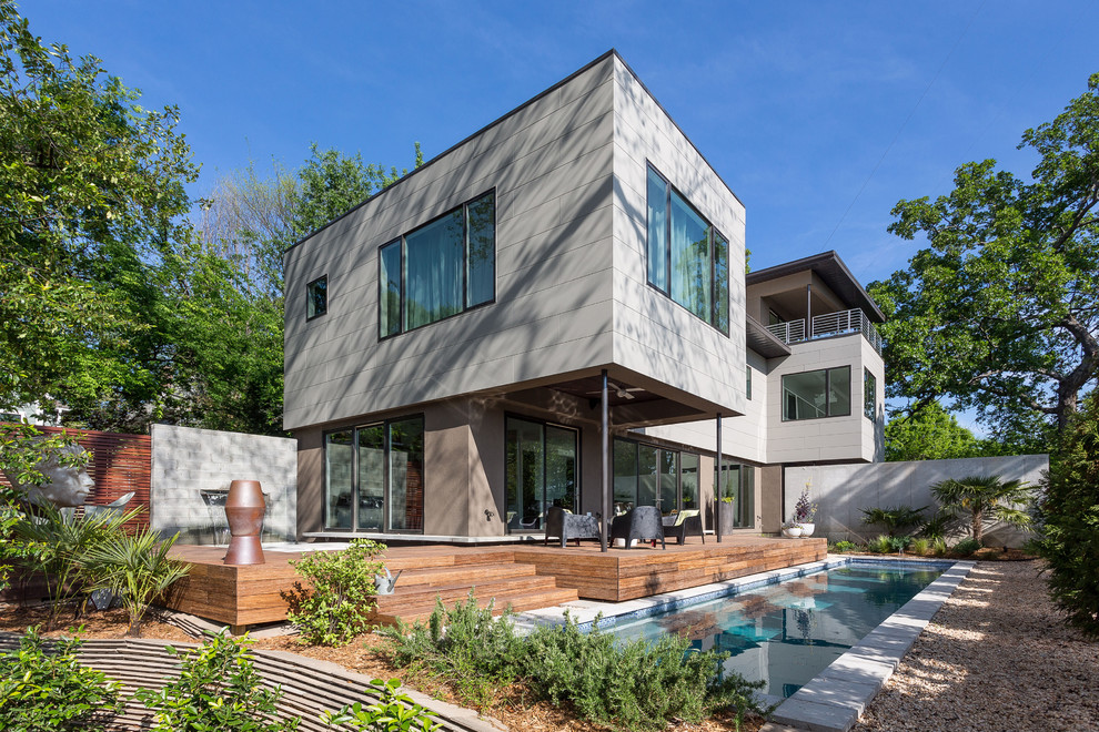 На фото: трехэтажный, серый дом среднего размера в современном стиле с облицовкой из бетона и плоской крышей с