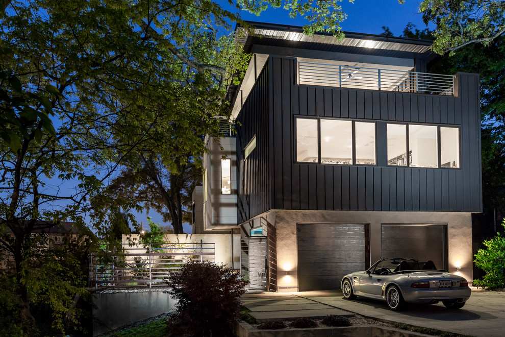 Идея дизайна: трехэтажный, коричневый дом среднего размера в современном стиле с облицовкой из металла и плоской крышей