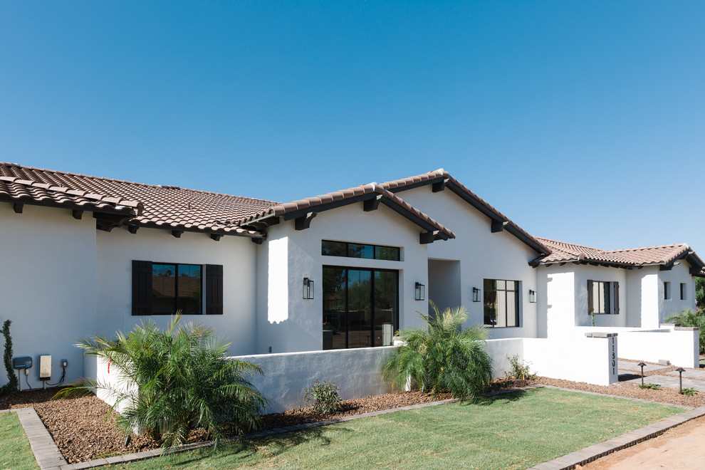 Großes, Einstöckiges Mediterranes Einfamilienhaus mit Lehmfassade, weißer Fassadenfarbe, Satteldach und Ziegeldach in Phoenix
