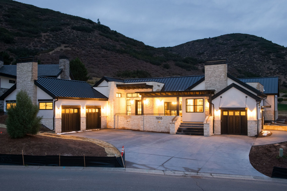 Modernes Haus mit Steinfassade und weißer Fassadenfarbe in Denver