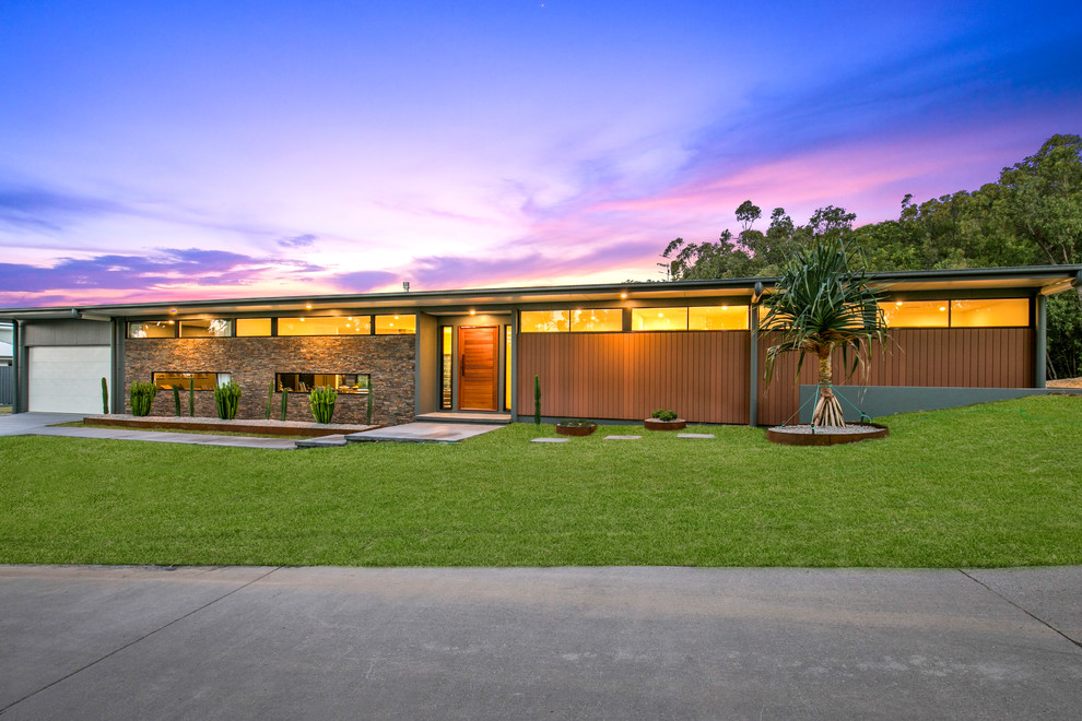 Einstöckiges Retro Einfamilienhaus mit Mix-Fassade, brauner Fassadenfarbe und Flachdach in Sunshine Coast