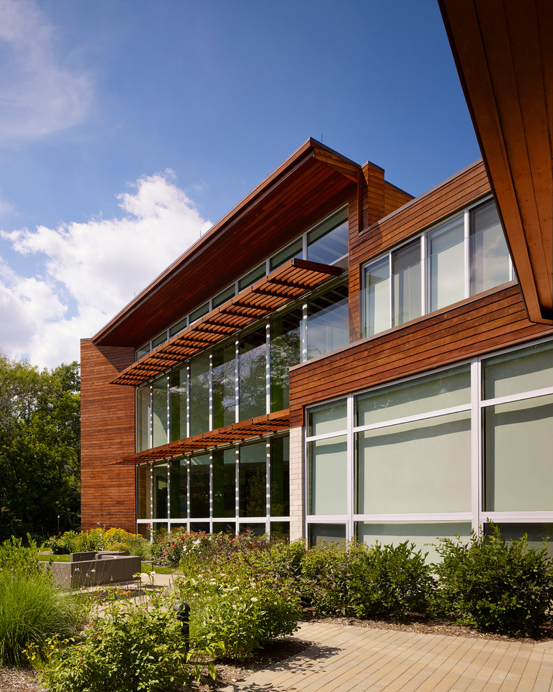 Свежая идея для дизайна: двухэтажный, деревянный, огромный, разноцветный частный загородный дом в современном стиле с плоской крышей - отличное фото интерьера