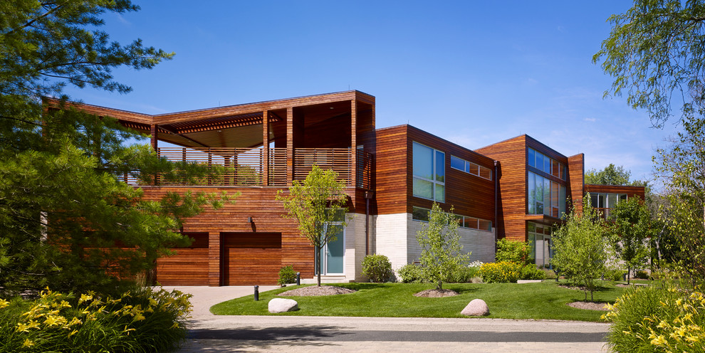 Imagen de fachada de casa multicolor actual extra grande de dos plantas con revestimiento de madera y tejado plano