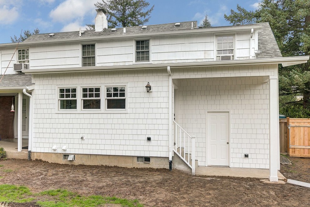 Idee per la facciata di una casa bianca country a due piani di medie dimensioni con rivestimenti misti