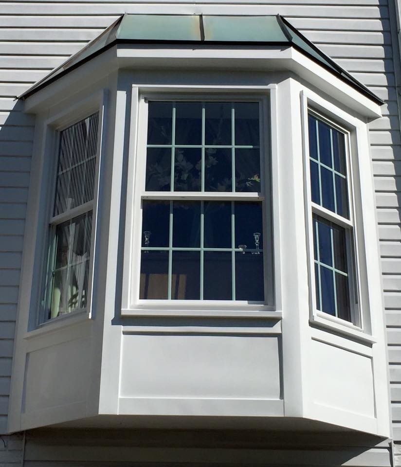 Kleines, Zweistöckiges Klassisches Haus mit Vinylfassade, grauer Fassadenfarbe und Satteldach in Baltimore
