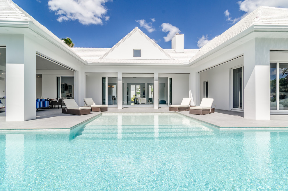 Zweistöckiges Modernes Einfamilienhaus mit Putzfassade und weißer Fassadenfarbe in Miami