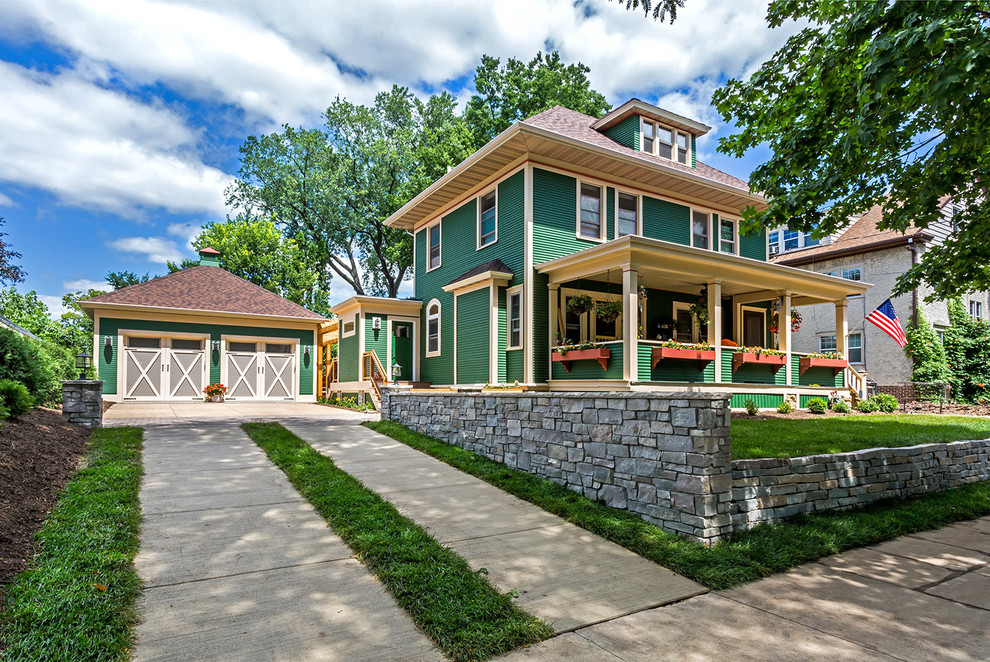 Cette photo montre une petite façade de maison verte chic en panneau de béton fibré de plain-pied avec un toit à quatre pans.