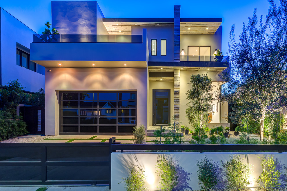 Huge minimalist exterior home photo in Los Angeles