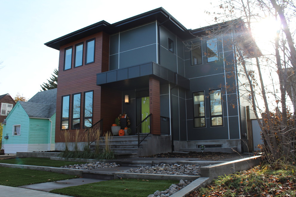 Mittelgroßes, Zweistöckiges Modernes Haus mit Faserzement-Fassade und grauer Fassadenfarbe in Edmonton