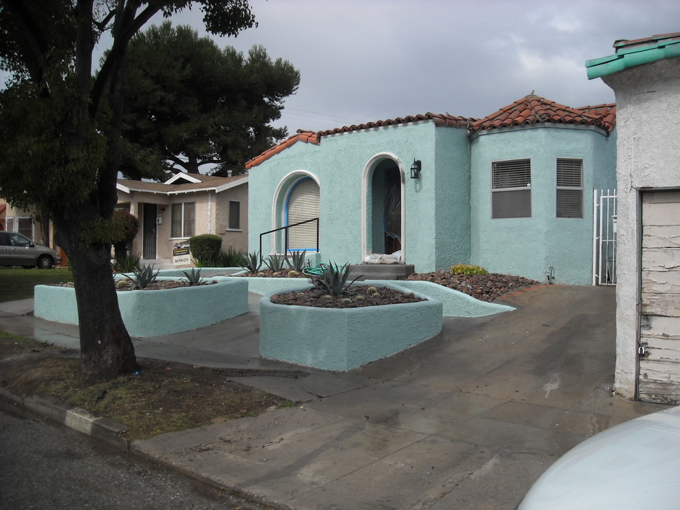 Cette photo montre une petite façade de maison bleue sud-ouest américain en adobe de plain-pied avec un toit en tuile.