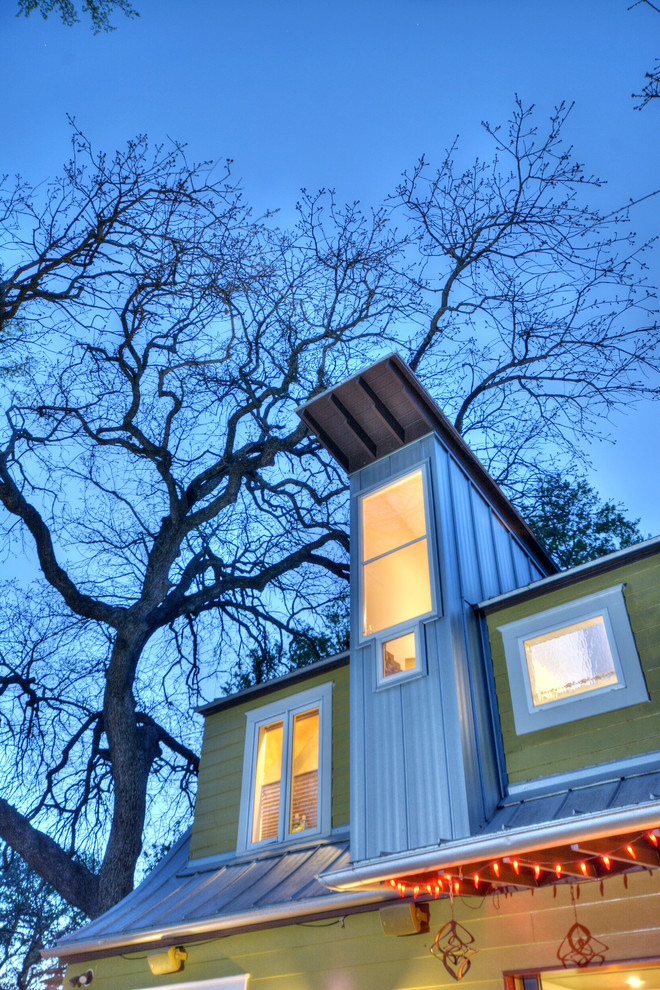 Idee per la facciata di una casa verde eclettica a due piani con rivestimenti misti