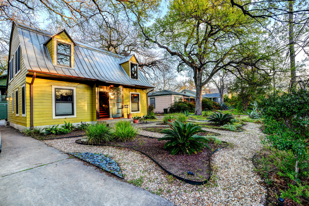 Zweistöckige Eklektische Holzfassade Haus mit grüner Fassadenfarbe in Austin