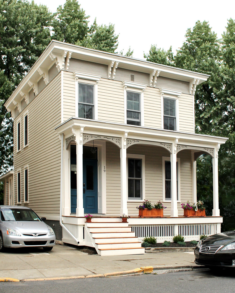 Immagine della facciata di una casa beige classica a due piani di medie dimensioni con rivestimento in legno e tetto piano