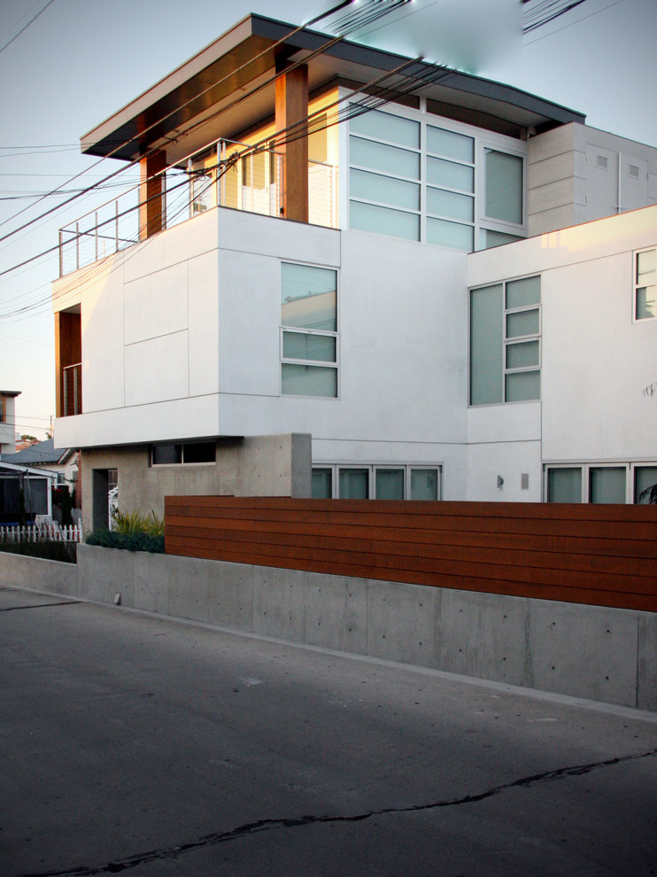 Foto på ett stort funkis flerfärgat hus, med tre eller fler plan, blandad fasad, platt tak och tak i metall