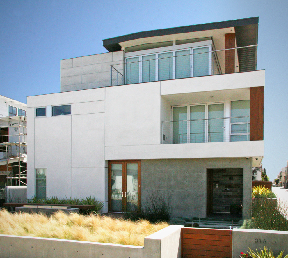 Bild på ett stort funkis flerfärgat hus, med tre eller fler plan, blandad fasad, platt tak och tak i metall