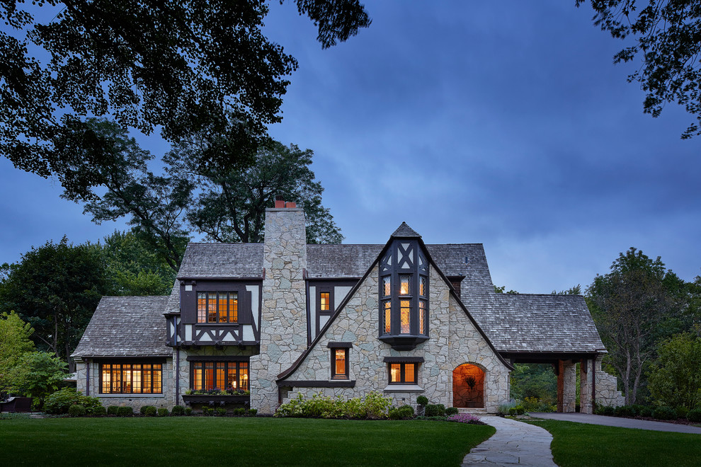 Zweistöckiges Landhausstil Haus mit Steinfassade, grauer Fassadenfarbe und Satteldach in Chicago