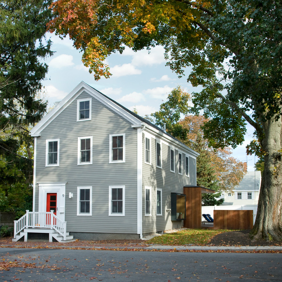 Dreistöckige, Große Klassische Holzfassade Haus mit grauer Fassadenfarbe und Satteldach in Boston
