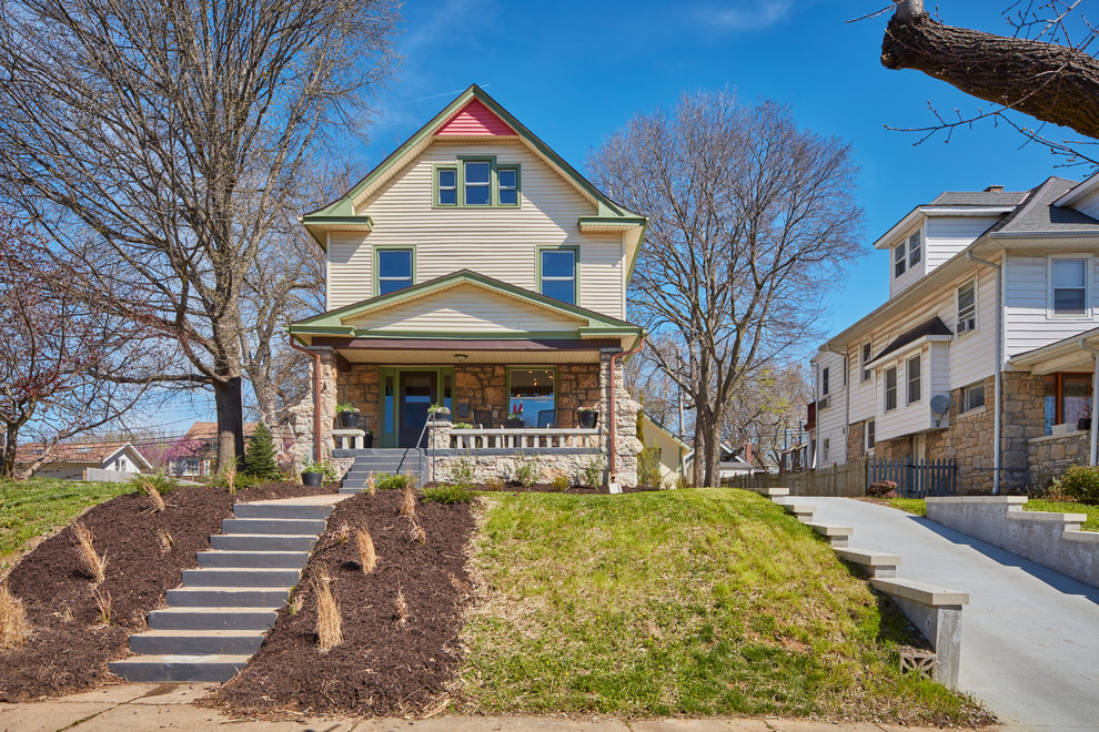 Mittelgroßes, Dreistöckiges Klassisches Einfamilienhaus mit Mix-Fassade, beiger Fassadenfarbe, Satteldach und Schindeldach in Kansas City